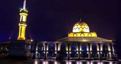 The Al-Hussain Floating Mosque at night in Perlis, Malaysia. Photo Credit: KHUDHUR ABDULLAH FAHAD ALFARHAN, Wikimedia Commons