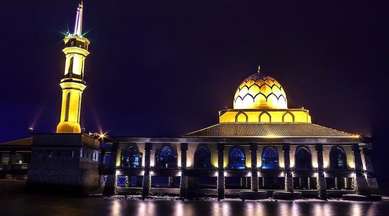 The Al-Hussain Floating Mosque at night in Perlis, Malaysia. Photo Credit: KHUDHUR ABDULLAH FAHAD ALFARHAN, Wikimedia Commons