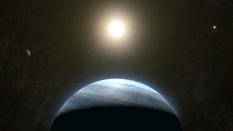 An artist’s interpretation of TOI 4633 c, a Neptune-like exoplanet found orbiting the habitable zone of a sunlike star. The system contains a second star (right) and may also host another exoplanet (left). CREDIT: Ed Bell for the Simons Foundation