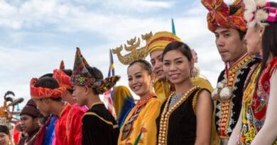 Ethnic groups of Sabah in their respective traditional dress. Photo Credit: CEphoto, Uwe Aranas, Wikipedia Commons east Malaysia