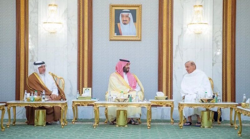 Saudi Crown Prince Mohammed bin Salman, Pakistan’s PM Shehbaz Sharif, and Bahrain’s Crown Prince Salman bin Hamad Al-Khalifa are pictured at the Al-Safa Palace in Makkah on Sunday. (SPA)