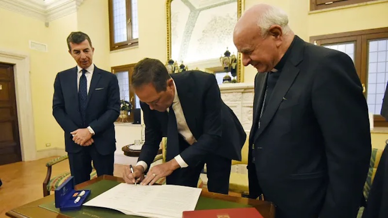 Chuck Robbins, the chief executive of the multinational digital communications conglomerate Cisco, signs the Rome Call for AI Ethics, a document by the Pontifical Academy for Life, on April 24, 2024, at the Vatican. | Credit: Vatican Media
