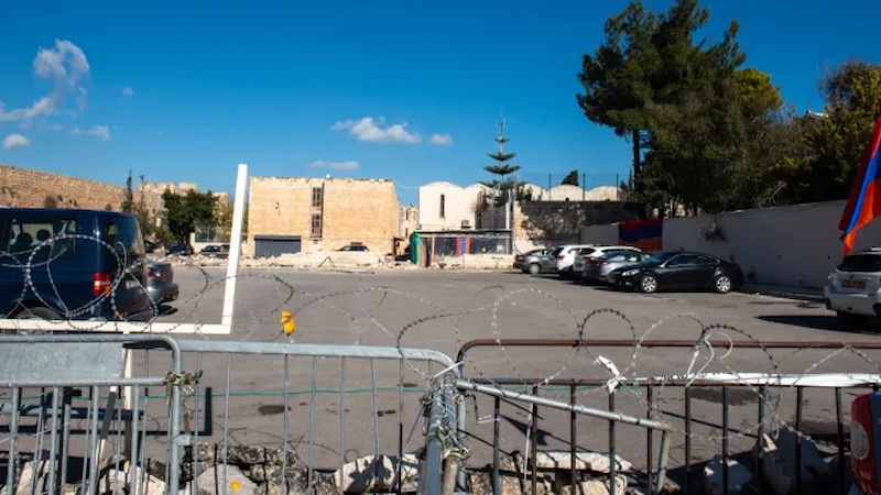 An improvised barricade covered with barbed wire. In the background, the tent of activists from the “Save the Armenian Quarter” (ArQ) association who are guarding the “Cow’s Garden” parking lot. | Credit: Marinella Bandini