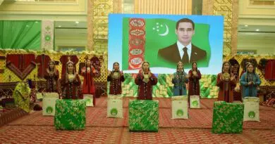 Young women sing government-mandated praises to Turkmenistan’s leader, Serdar Berdymukhamedov, and “the new happy era.” Photo Credit: gov.tm)