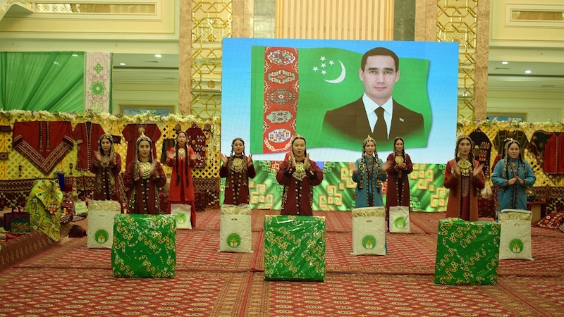 Young women sing government-mandated praises to Turkmenistan’s leader, Serdar Berdymukhamedov, and “the new happy era.” Photo Credit: gov.tm)