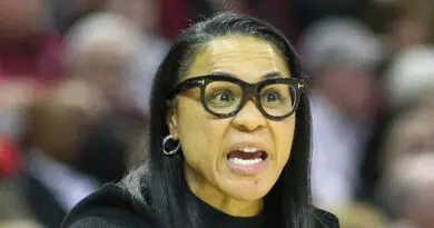 Dawn Staley coaching. Photo Credit: Chris Gillespie, Wikipedia Commons