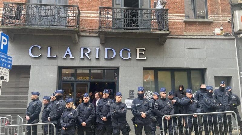 Police blocks the entrance to NatCon24 venue. [Euractiv/Aurelie Pugnet]