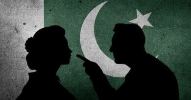 pakistan flag argue disagree