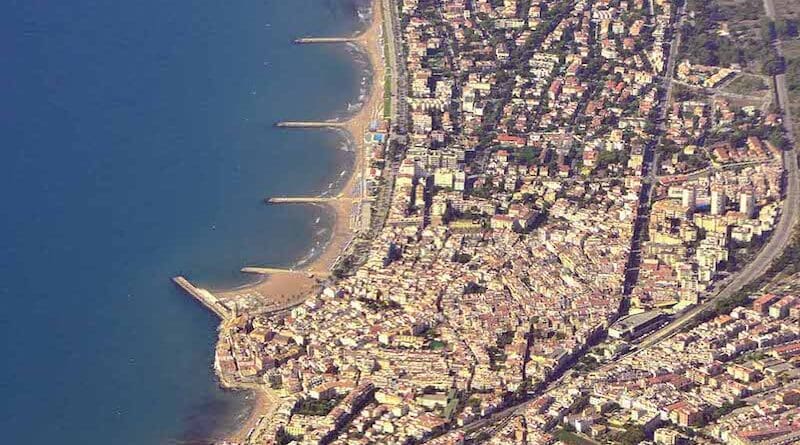 An aerial view of the coastline of Sitges, located at the south of Barcelona. Photo: Mike McBey / Wikimedia Commons
