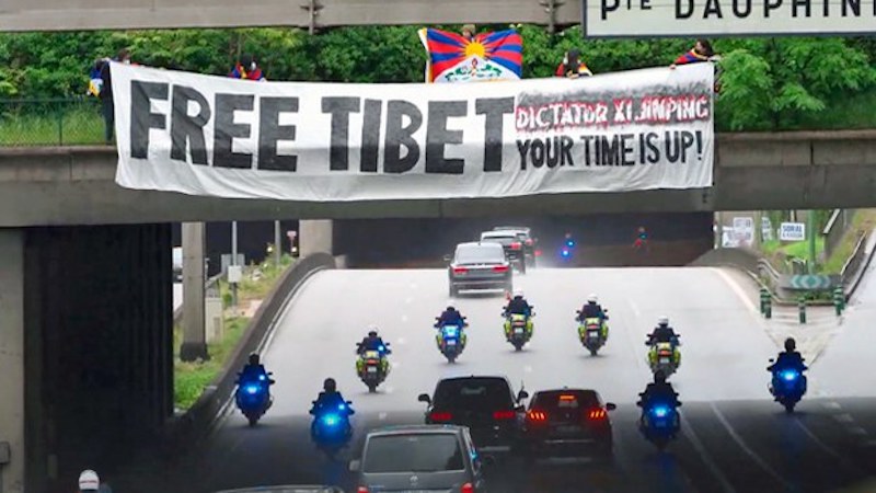 Activists display a giant banner from Pont Dauphine as Chinese President Xi Jinping’s motorcade drives along Boulevard Périphérique in Paris, May 5, 2024. Photo Credit: Sonam Zoksang/Students for a Free Tibet, RFA