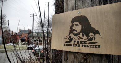 A free Leonard Peltier sign. Photo Credit: KARPOV THE WRECKED TRAIN, Wikimedia Commons