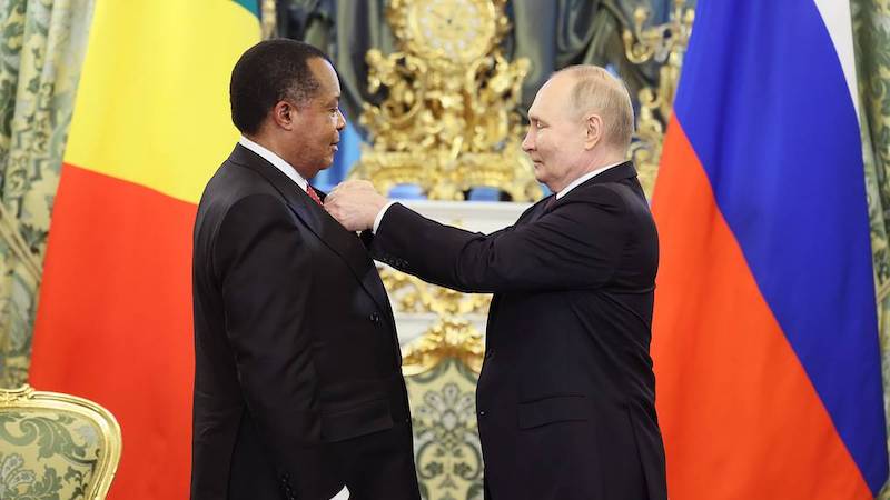 Russian President Vladimir Putin awards the Order of Honor to Congolese President Denis Sassou Nguesso. (photo supplied)