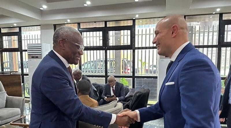 Handshake between the Managing Director of Eni Côte d'Ivoire Luca Faccenda and the President of the Federation of Hevea Producers (FPH-CI), Michel Koblavi-Dibi during the meeting with the entire supply chain in Yamoussoukro. Photo Credit: Eni