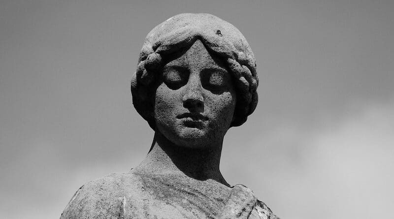 statue woman