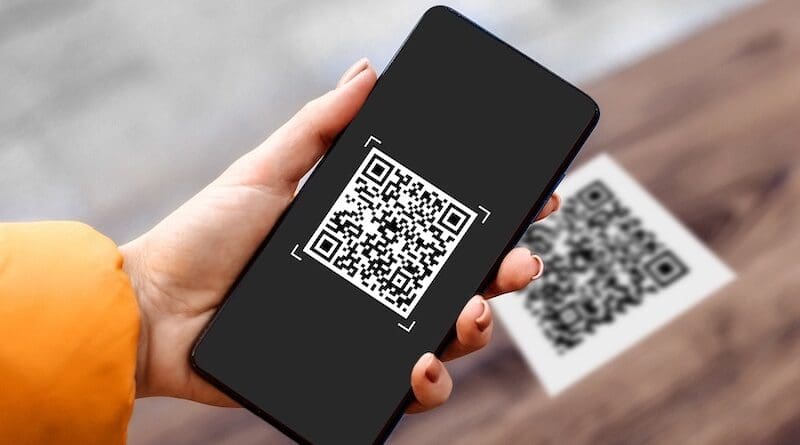A study by the University of Barcelona and the Universitat Oberta de Catalunya presents a mathematical solution to make it easier to read these two-dimensional codes on deformed surfaces, such as courier packages or food trays.