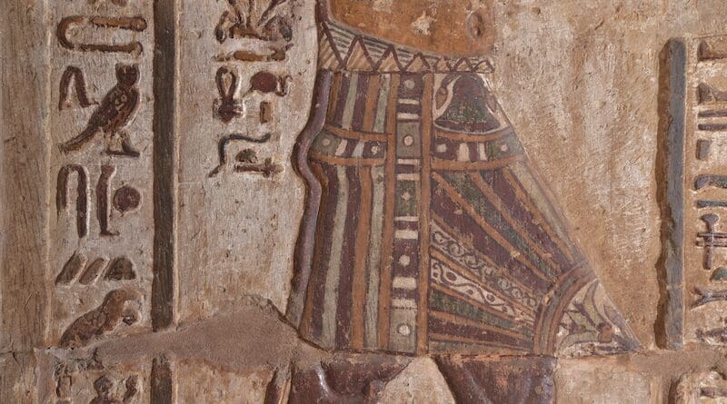 The king’s apron with plant decoration. The papyrus (top) is the emblem of Lower Egypt and the lily (bottom) the emblem of Upper Egypt. Photo: Ahmed Amin Copyright: Ministry of Tourism and Antiquities
