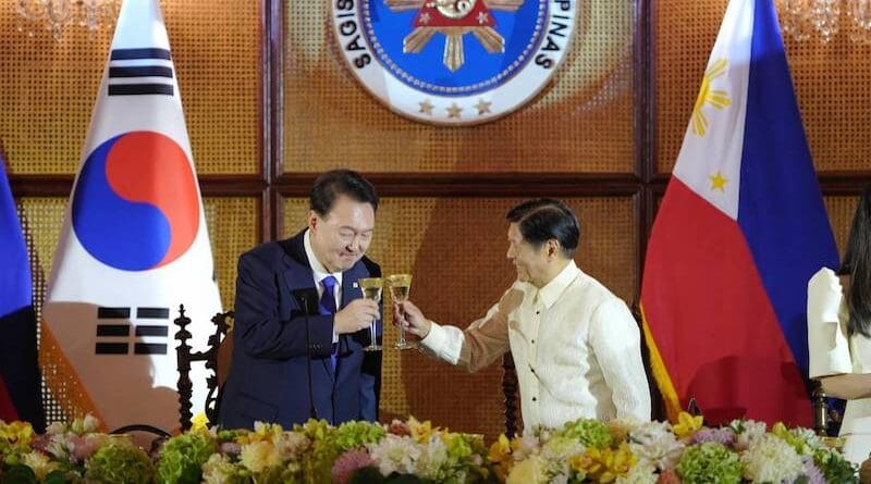 South Korean President Yoon Suk Yeol (left) with Philippine President Ferdinand Marcos Jr. Photo Credit: Philippine Presidential Press Service