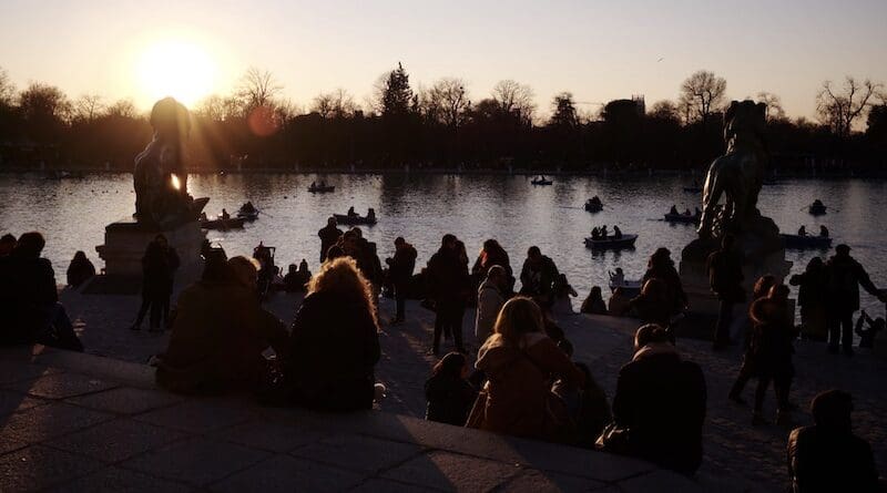People gathered at Retiro Park Lake (Madrid) at the sunset. Photo: Nicolas Vigier, Flickr (Public domain).