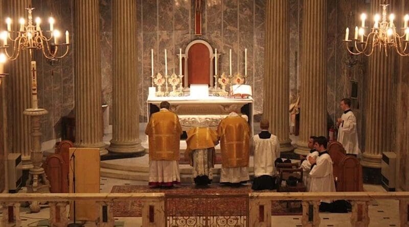 The Confiteor at a Traditional Latin Mass. | Credit: James Bradley, CC BY 2.0, via Wikimedia Commons