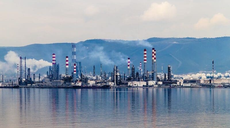 A view of Russia's TUPRAS Izmit Refinery. Photo Credit: İsa Karakuş, Wikipedia Commons