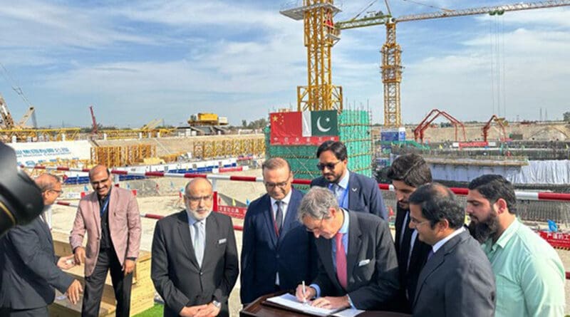 IAEA Director General Rafael Mariano Grossi views construction on unit 5 at Chashma Nuclear Power Plant in Pakistan. (Photo: IAEA)