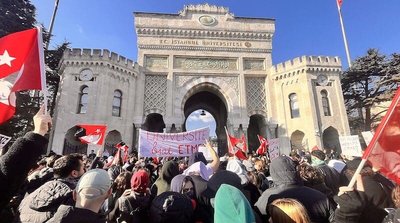 Protests by university students in front of Beyazıt Square in Istanbul, Turkey. Photo Credit: Mellonsapka, Wikipedia Commons