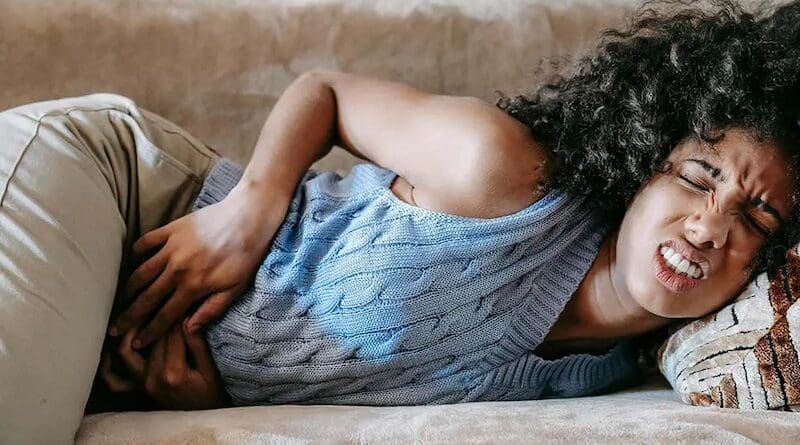 A woman suffering from a stomach pain. Researchers now say that doctors might need to prescribe different medication or add probiotics when treating African patients, due to the discovery of 4000 previously unknown gut microbes. Copyright: Sora Shimazaki (Pexels license).