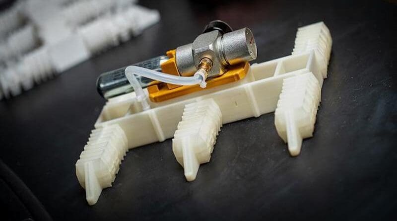 This robot can walk, without electronics, and only with the addition of a cartridge of compressed gas, right off the 3D-printer. Credit: David Baillot/University of California San Diego