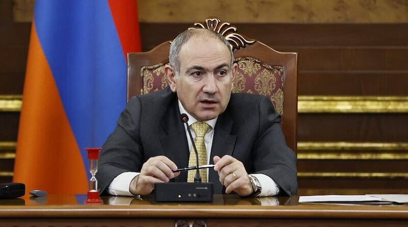 Ormonda chiroyli yalangoch qizlar