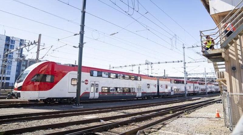 In late summer 2024, Caltrain replaced its diesel fleet with brand new electric trains. A new UC Berkeley study found that the electrification of the commuter rail line led to a dramatic boost in air quality in and around the trains. CREDIT: Adam Lau/UC Berkeley