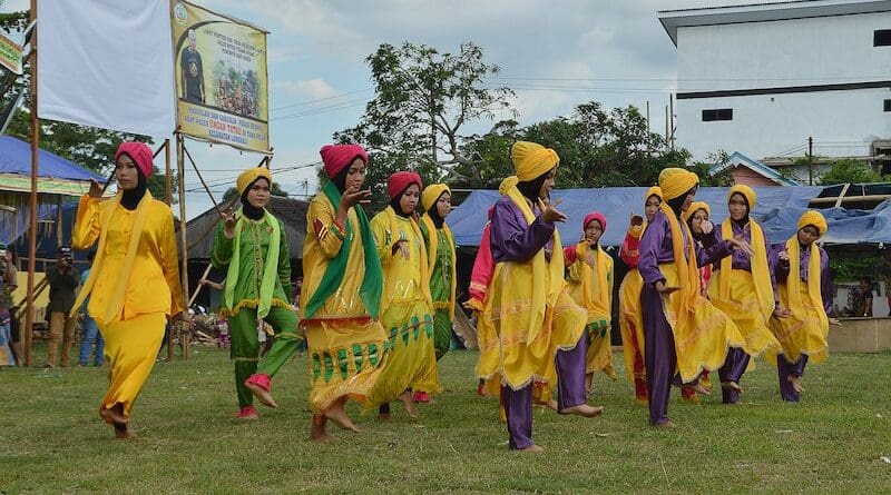 Ronggeng dance from the Paser tribe in East Kalimantan, Indonesia. Photo Credit: Ezagren, Wikipedia Commons