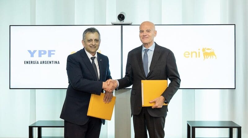 Eni's CEO, Claudio Descalzi, and the President and CEO of YPF, the State Energy Company of the Republic of Argentina, Horacio Daniel Marín. Photo Credit: Eni