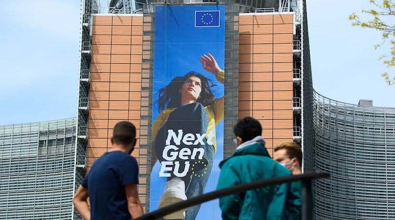 The 'NextGenerationEU' programme banner displayed on the front of the Berlaymont building in Brussels. Photo: Christophe Licoppe - EC Audiovisual Services / ©European Union, 2021