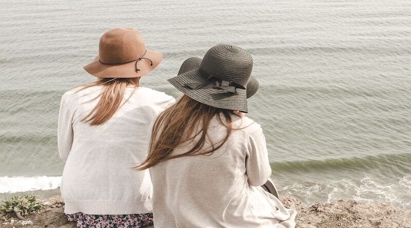 women friends sisters beach