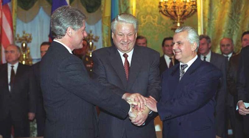 U.S. President Bill Clinton, Russian President Boris Yeltsin, and Ukrainian President LeonidKravchuk after signing the Trilateral Statement in Moscow on January 14, 1994. photo from William J. Clinton Presidential Library, Wikipedia Commons