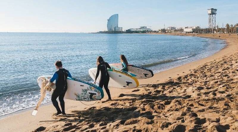 The study included a citizen science initiative in which groups of volunteers collected microplastic samples on various beaches in Barcelona