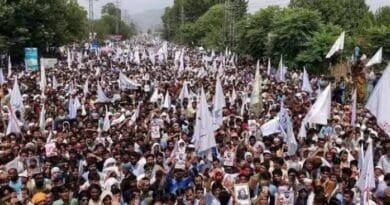 Protestors in Pakistan's Khyber Pakhtunkhwa carrying Quran's and white flags. (photo supplied)