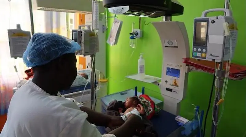 A healthcare worker cares for a baby at the Kakamega County General Teaching and Referral Hospital in Kenya (Photo credit: Sophie Bochaberi).