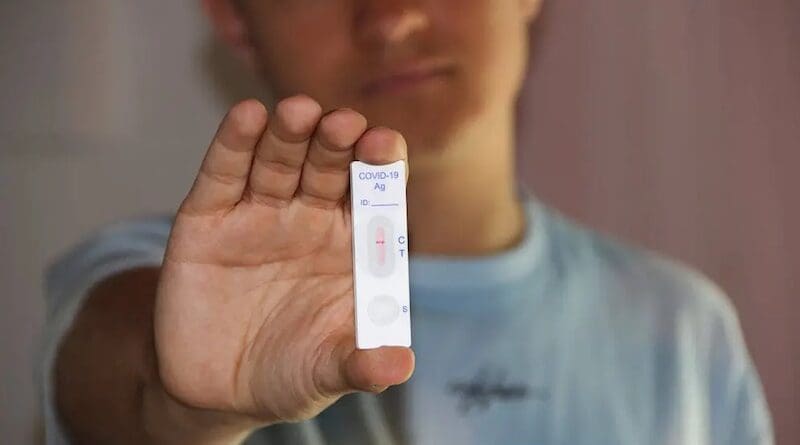A man holding the result of a rapid antigen test. esearchers have developed an affordable new diagnostic tool for use in low-resource settings that delivers COVID-19 test results in under an hour. Copyright: Alex Koch / Pexels.