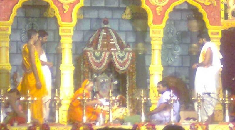 A sanyasi performing Vyasa puja traditionally held on Guru Purnima day, as a part of chaturmasya rituals. Photo Credit: Gautam, Wikipedia Commons