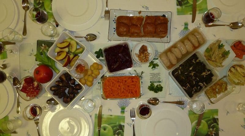Some of the foods traditionally eaten at a Rosh Hashanah seder. Photo Credit: Deror_avi, Wikipedia Commons