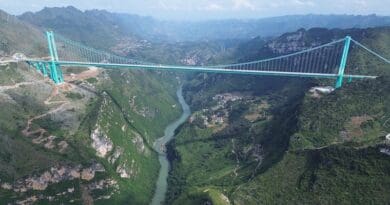 The Huajiang Canyon Bridge over the Beipanjiang in Guizhou, China. Photo Credit: Glabb, Wikipedia Commons