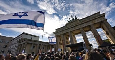 Solidarity protest on the Pariser Platz in Berlin, Germany on the day after the invasion of the Hamas in Israel. Photo Credit: Leonhard Lenz, Wikimedia Commons