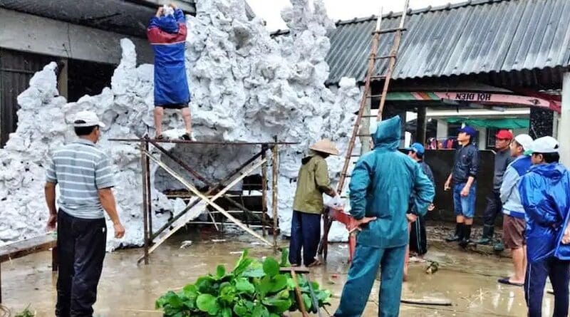 Parishioners at Sa Ngạn Church in Hue fashion Nativity grottoes from trees and debris left by floods, even as the floodwaters still covered the area on Dec. 7. (Photo: UCA News)