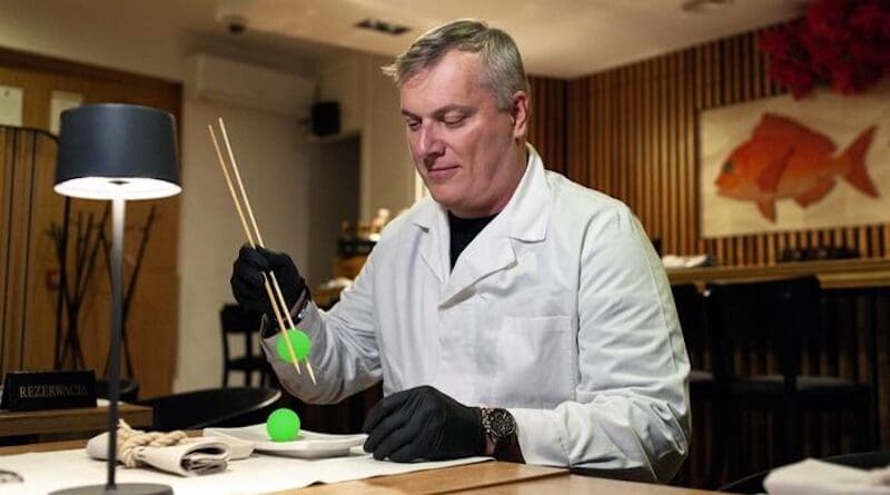 How can the shape of microfibers be controlled? Scientists from the Institute of Physical Chemistry of the Polish Academy of Sciences have found a way. Thanks to their discovery, carbon fibers act like tweezers. The photo was taken thanks to the kind cooperation of the Izumi Sushi Mokotowska in Warsaw. Photo by: Grzegorz Krzyzewski