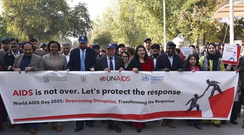 Top regional and national health officials in Pakistan leading an awareness walk to mark World AIDS Day last year. Pakistan has one of the fastest growing HIV epidemics. Copyright: Hamid Inam/WHO Pakistan