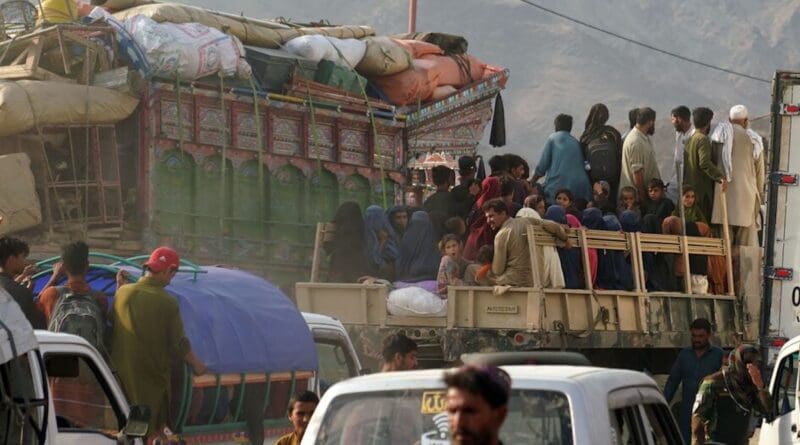 Afghans cross from Pakistan to Afghanistan at the Torkham border point. Photo Credit: UNHCR/Oxygen Empire Media Production